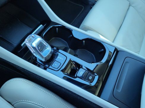 Used 2023 Volvo XC40 B5 Plus image 23