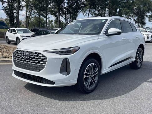 Certified 2025 Audi Q5 Premium AWD/4WD image 3