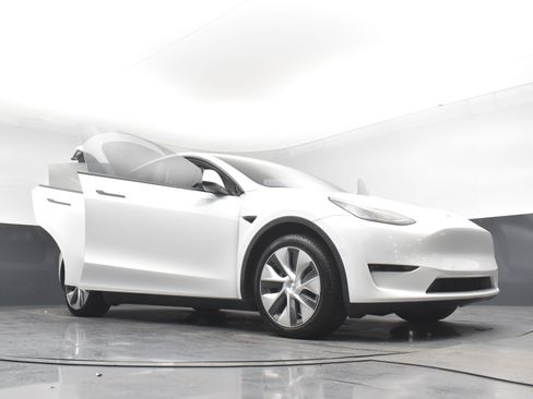 Used 2021 Tesla Model Y Long Range AWD/4WD image 27
