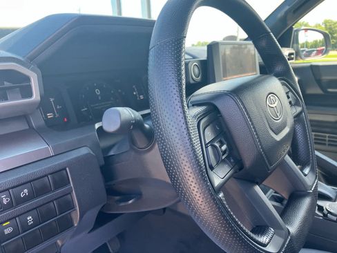 Used 2025 Toyota Tacoma SR5 AWD/4WD image 9