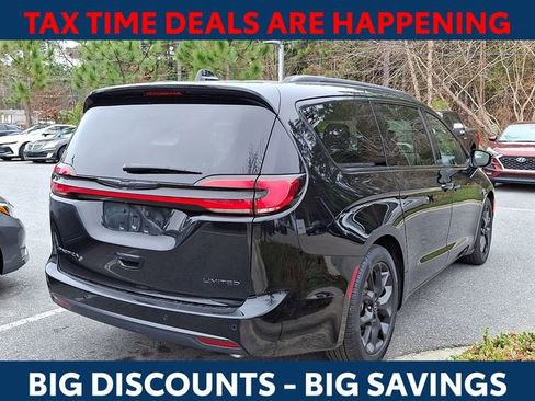 Used 2025 Chrysler Pacifica Limited image 8