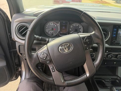 Used 2016 Toyota Tacoma TRD Sport w/ Towing Package RWD image 19
