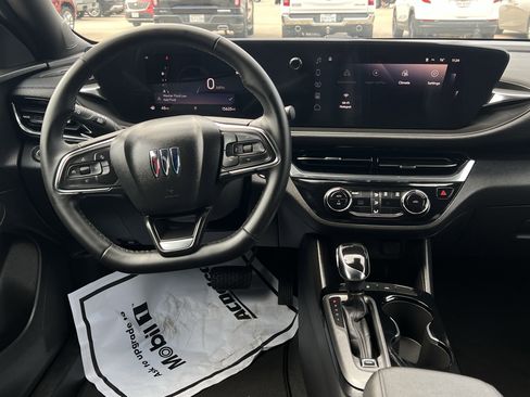 Used 2025 Buick Envista Sport Touring image 10