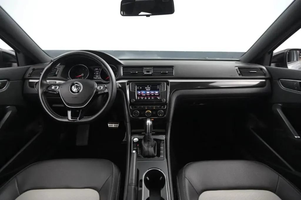 Used 2018 Volkswagen Passat GT FWD image 25