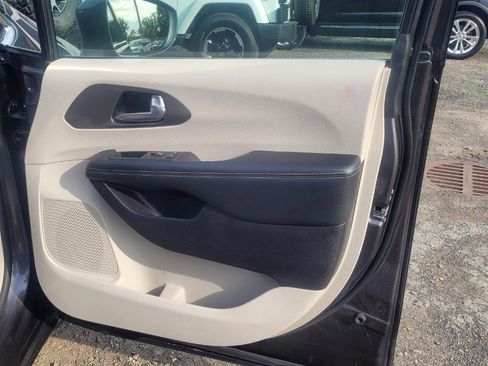Used 2021 Chrysler Pacifica Touring-L w/ Uconnect Theater Family Group FWD image 28
