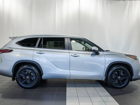 Used 2025 Toyota Highlander XLE AWD/4WD image 3