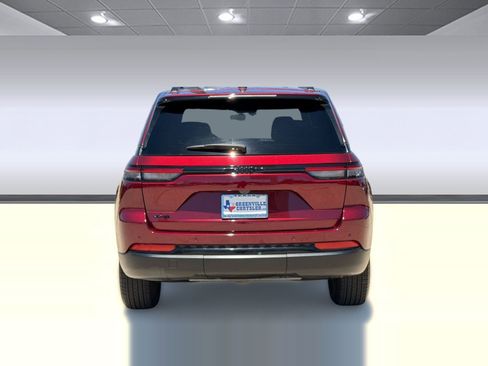 Used 2024 Jeep Grand Cherokee Altitude AWD/4WD image 10