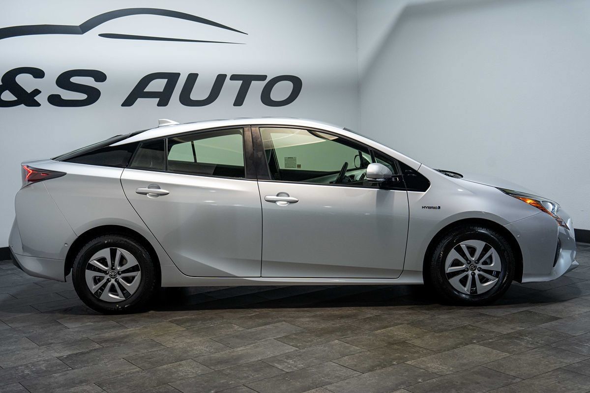 Used 2017 Toyota Prius Two w/ Prius Two Safety Plus Package FWD image 21