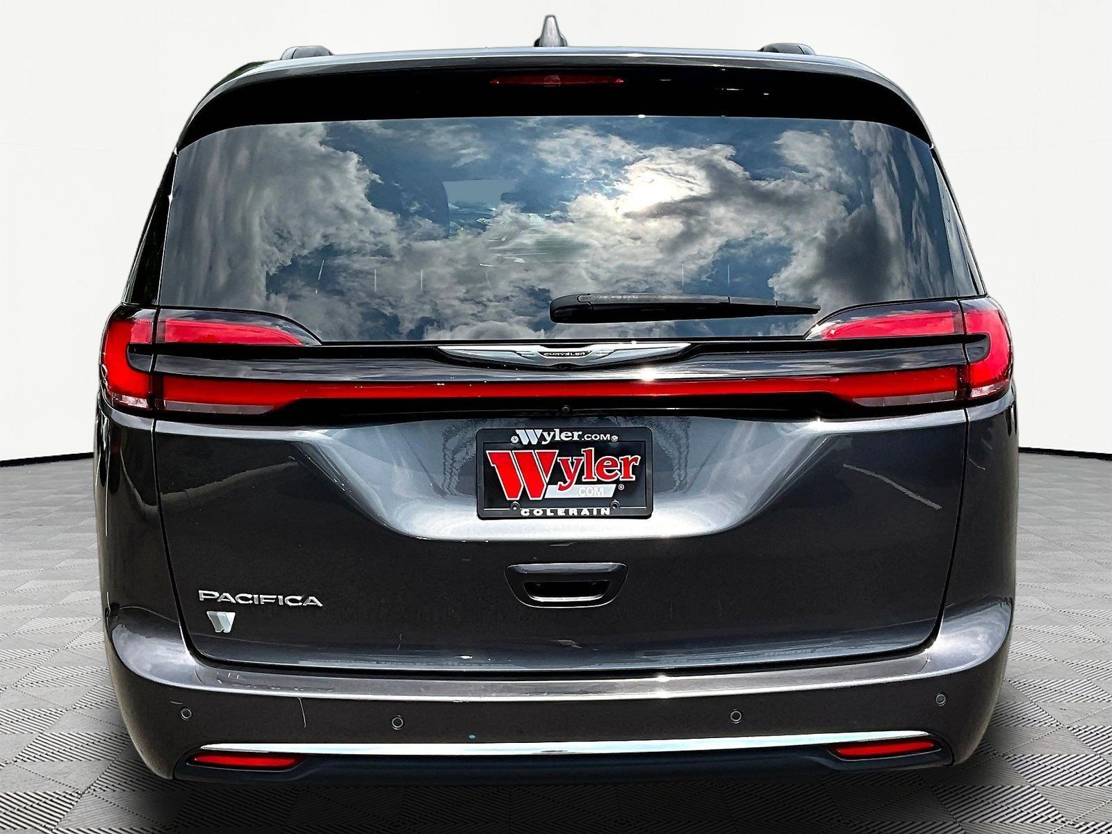 Used 2022 Chrysler Pacifica Touring-L FWD image 5
