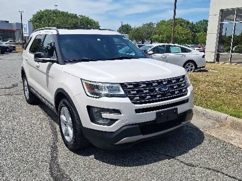 Used 2017 Ford Explorer XLT w/ Equipment Group 202A AWD/4WD image 4