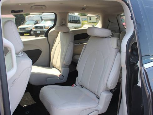Used 2017 Chrysler Pacifica Touring FWD image 9