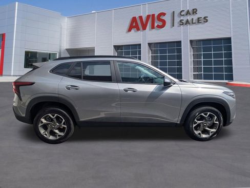 Used 2025 Chevrolet Trax LT w/ LT Convenience Package FWD image 5