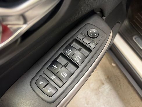 Used 2019 Jeep Cherokee Limited w/ Technology Group image 18