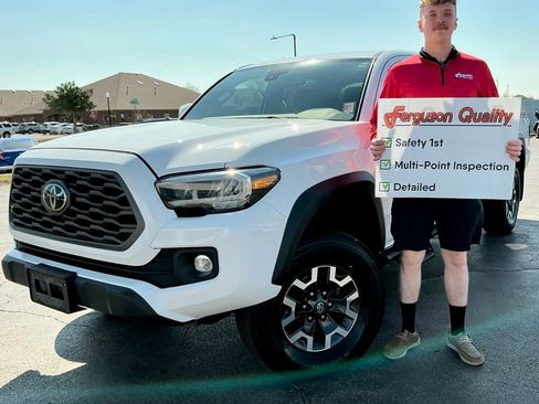 Used 2022 Toyota Tacoma TRD Off-Road w/ Technology Package image 1