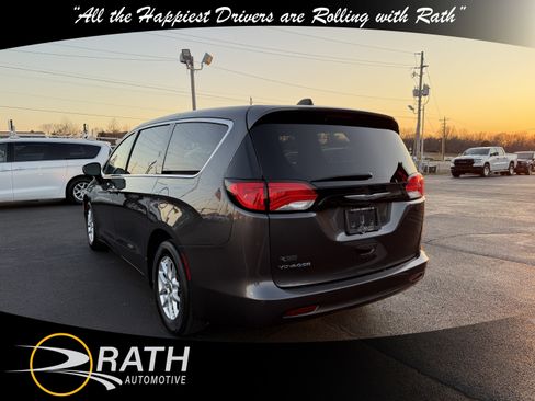 Used 2023 Chrysler Voyager LX image 7