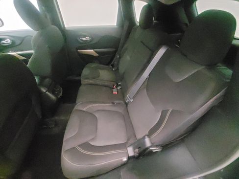 Used 2017 Jeep Cherokee Latitude w/ Comfort & Sound Group image 18