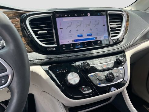 Used 2023 Chrysler Pacifica Limited FWD image 16