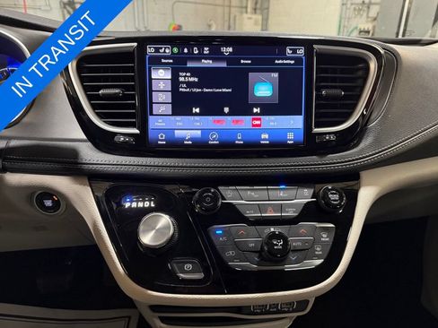 Used 2023 Chrysler Pacifica Touring-L AWD/4WD image 8