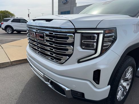 Used 2022 GMC Sierra 1500 Denali w/ Technology Package AWD/4WD image 4