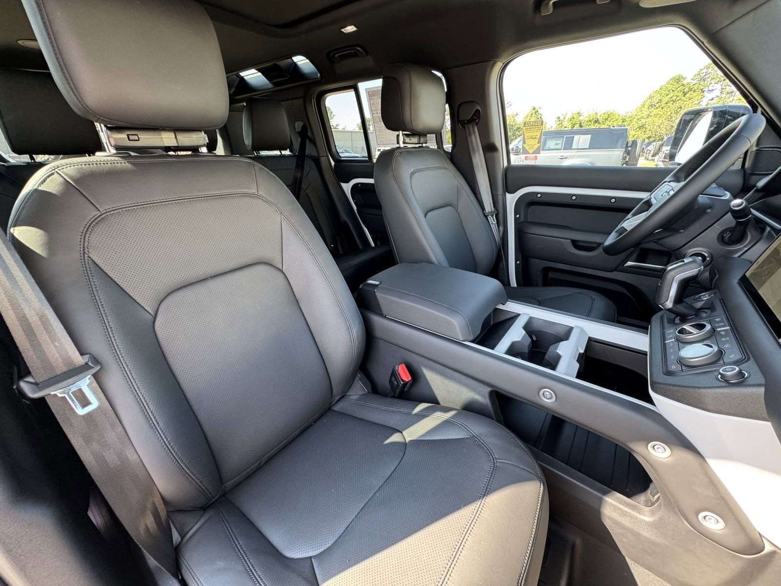 Used 2025 Land Rover Defender 110 X-Dynamic SE AWD/4WD image 19