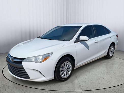 Used 2016 Toyota Camry LE FWD image 5