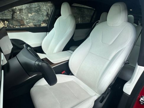 Used 2022 Tesla Model X image 25