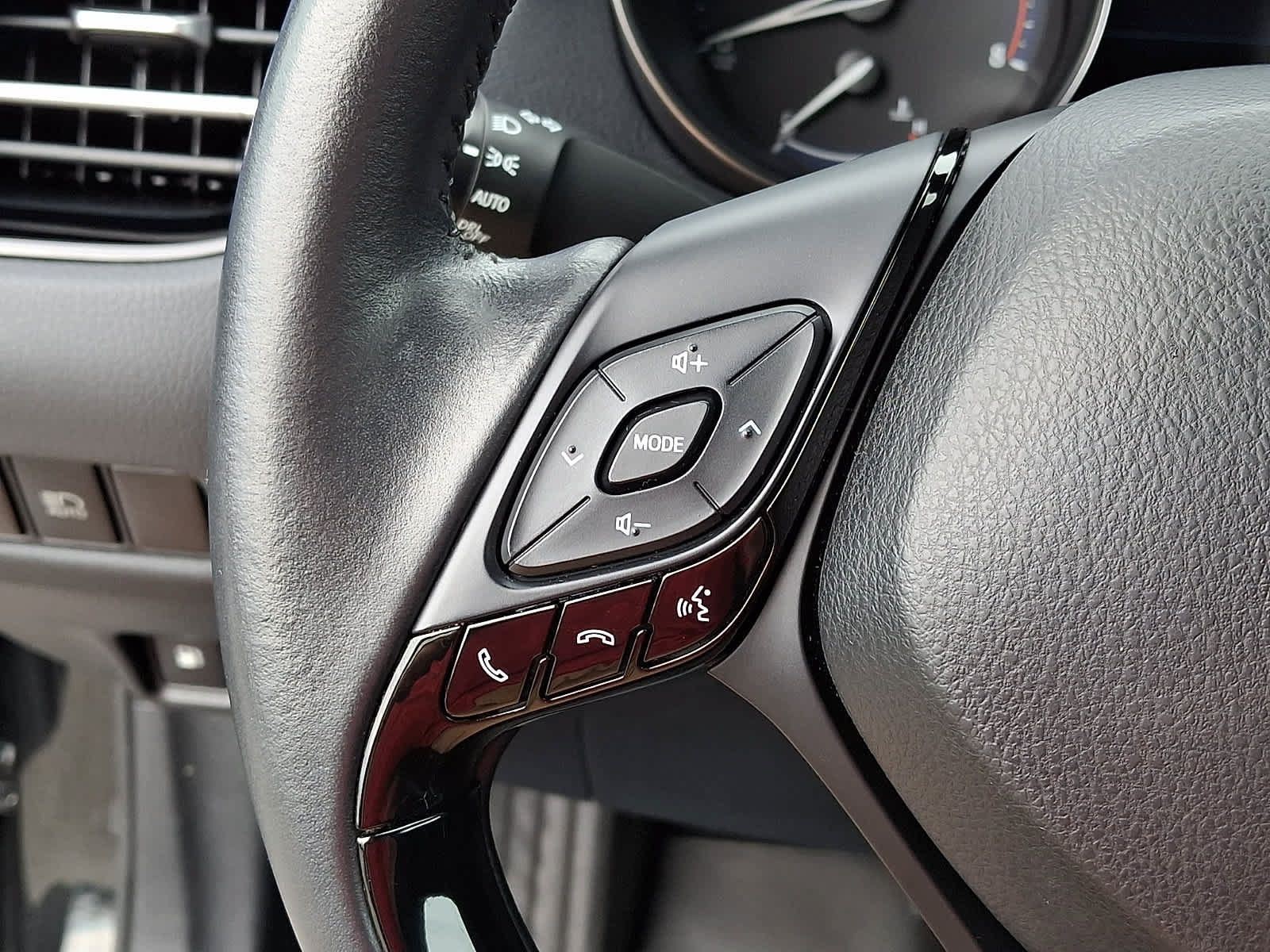 Used 2020 Toyota C-HR XLE FWD image 23