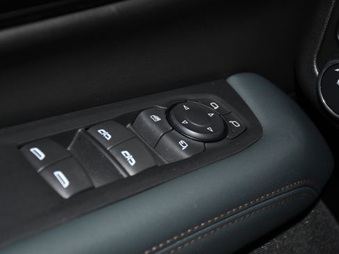 Used 2025 GMC Yukon AT4 AWD/4WD image 35