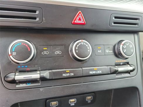 Used 2022 Kia Carnival LX image 22