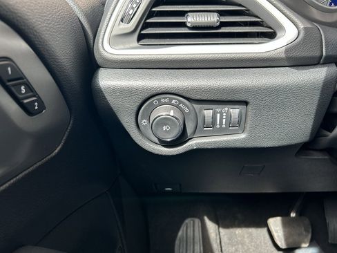 Used 2025 Chrysler Pacifica Select image 24