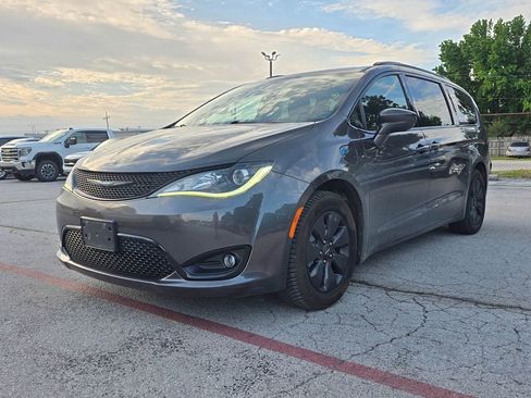Used 2020 Chrysler Pacifica Touring-L w/ S Appearance Package FWD image 3