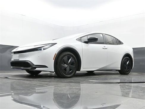 Used 2025 Toyota Prius LE image 25