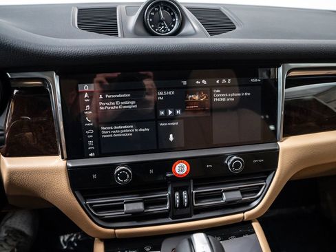 New 2026 Porsche Macan image 18