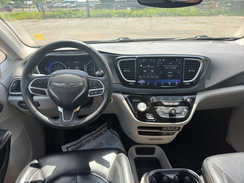 Used 2022 Chrysler Pacifica Touring-L FWD image 17