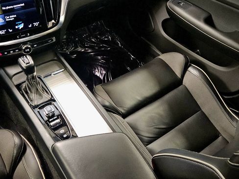 Used 2021 Volvo S60 T5 R-Design image 16