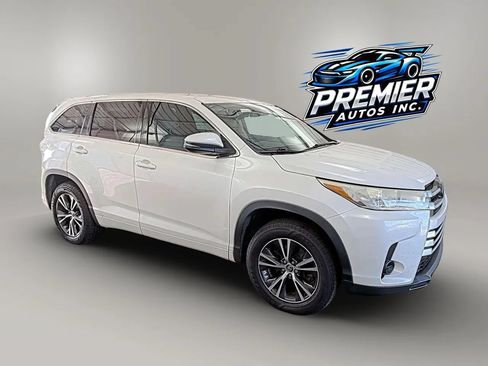 Used 2017 Toyota Highlander LE FWD image 2