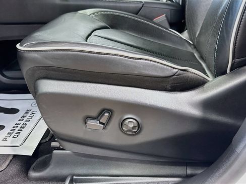 Used 2025 Chrysler Pacifica Limited FWD image 20