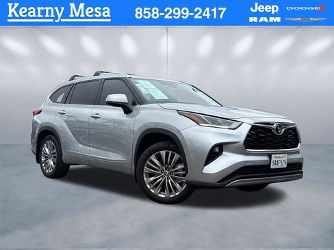 Used 2022 Toyota Highlander Platinum AWD/4WD image 1
