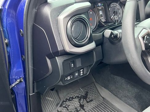 Certified 2022 Toyota Tacoma TRD Off-Road image 12