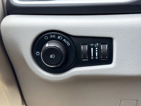 Used 2022 Chrysler Pacifica Touring-L image 18