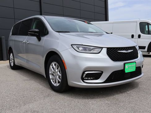 Used 2024 Chrysler Pacifica Touring-L FWD image 6