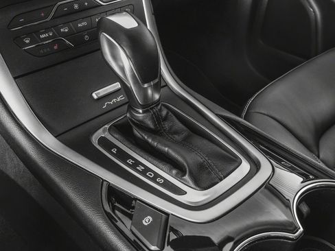Used 2018 Ford Edge SE FWD image 9