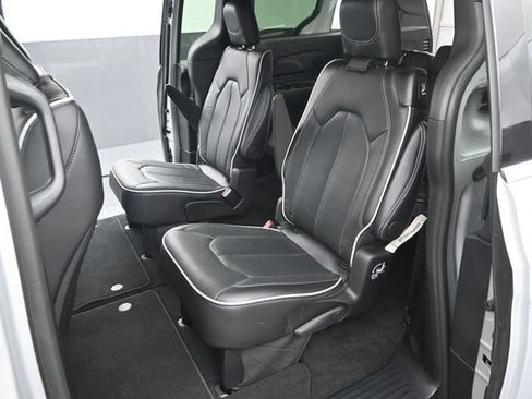 Used 2026 Chrysler Pacifica Limited FWD image 12
