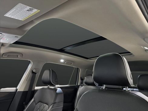 Certified 2024 Volkswagen Atlas SEL Premium R-Line image 7