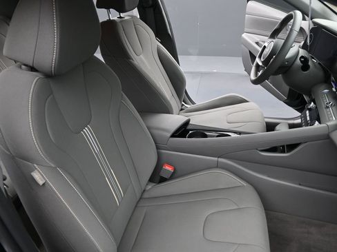 Certified 2024 Hyundai Elantra SEL w/ Convenience Package image 30