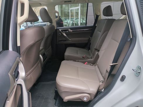 Used 2021 Lexus GX 460 Premium w/ Accessory Package image 28