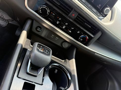 Used 2024 Nissan Rogue S AWD/4WD image 19