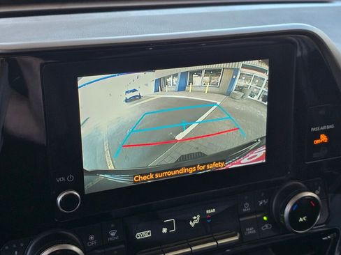 Used 2024 Toyota Highlander XLE image 32