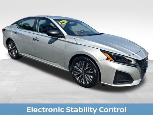Used 2025 Nissan Altima 2.5 SV FWD image 10