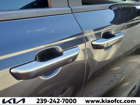Used 2025 Kia Carnival LX FWD image 9